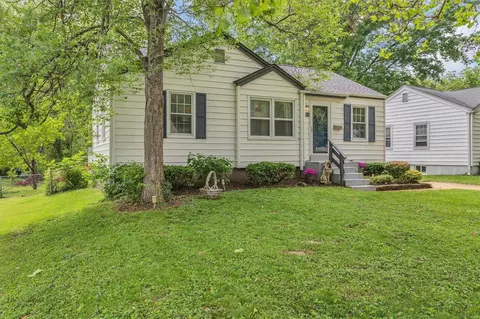 1045 Sanders Dr, Saint Louis, MO 63126