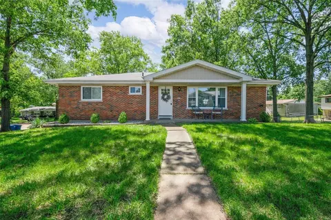 1074 Camelot Gardens Dr, Saint Louis, MO 63125