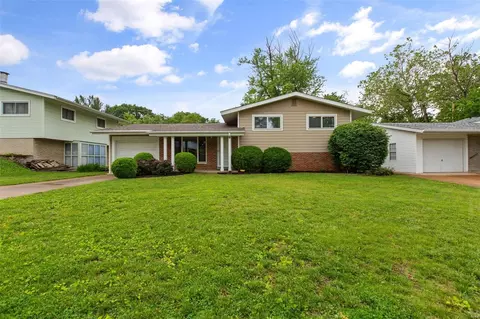 10925 Ridge Forest Dr, Saint Louis, MO 63123