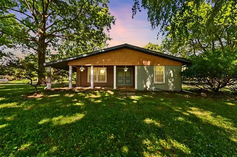 106 Castle Dr, Florissant, MO 63034