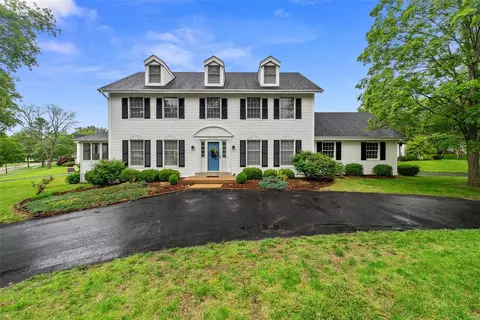 2301 Manor Ridge Dr, Chesterfield, MO 63017