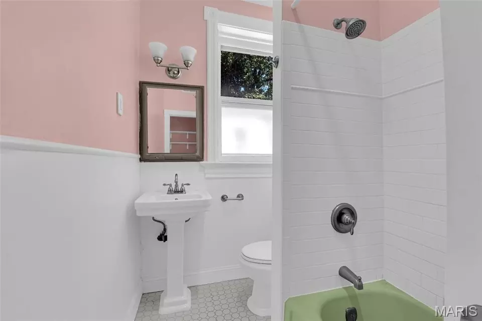 Bath - 2708 Indiana Ave, Saint Louis, MO 63118 photo 3 of 5