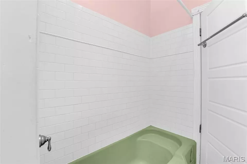 Bath - 2708 Indiana Ave, Saint Louis, MO 63118 photo 5 of 5