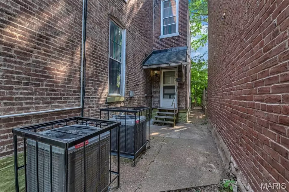 Exterior - 2708 Indiana Ave, Saint Louis, MO 63118 photo 4 of 5