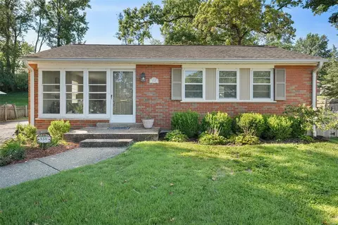 550 Eastwood Dr, Saint Louis, MO 63122