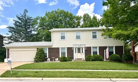 3539 Queens Hill Dr, Saint Louis, MO 63129