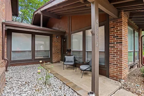 4372 Tavistock Cir, Saint Louis, MO 63129