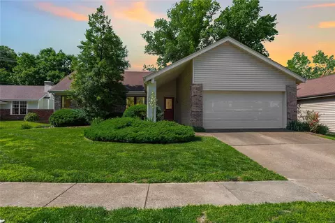 206 Hollyberry Ct, Ballwin, MO 63021