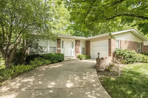 2323 Rosegarden Dr, Saint Louis, MO 63125