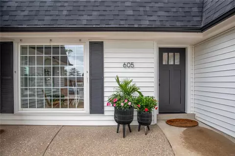 605 Rue Montand Dr, Ballwin, MO 63011