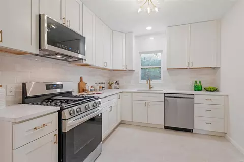 Kitchen - 122 E Jackson Rd, Saint Louis, MO 63119 photo 1 of 2