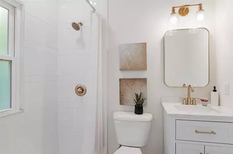 Bath - 122 E Jackson Rd, Saint Louis, MO 63119 photo 1 of 2