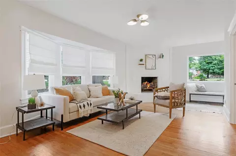 Living - 122 E Jackson Rd, Saint Louis, MO 63119 photo 1 of 2