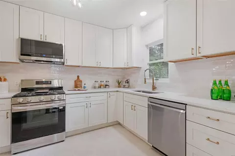 Kitchen - 122 E Jackson Rd, Saint Louis, MO 63119 photo 2 of 2