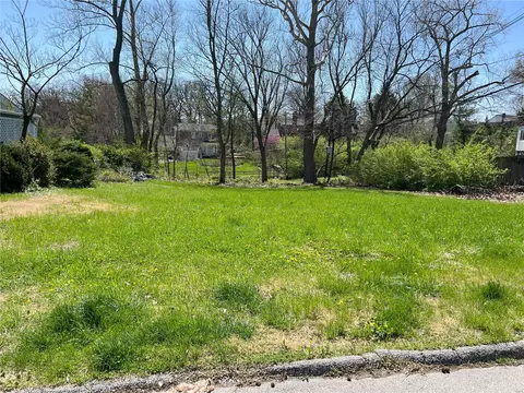 8694 W Kingsbury Ave, Saint Louis, MO 63124