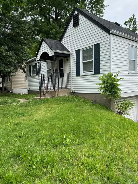 7101 Manette Dr, Saint Louis, MO 63136