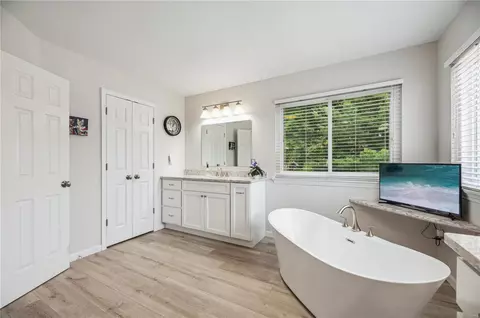 Bath - 816 Castle Pines Dr, Ballwin, MO 63021 photo 2 of 6