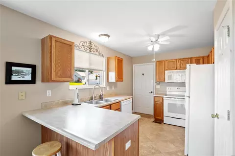Kitchen - 237 Cherrywood Parc Dr, O'fallon, MO 63368 photo 2 of 2