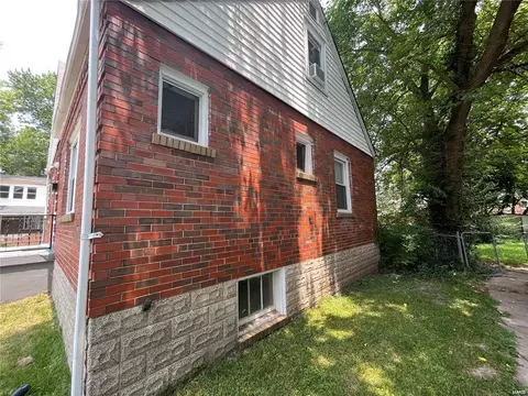 Exterior - 702 Pemberton Pl, Ferguson, MO 63135 photo 3 of 3