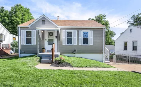 9937 Lackland Rd, Saint Louis, MO 63114