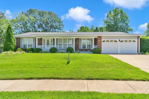 5496 Stonehurst Dr, Saint Louis, MO 63129