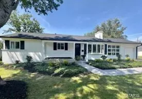 913 Thornberry Ln, Saint Louis, MO 63122