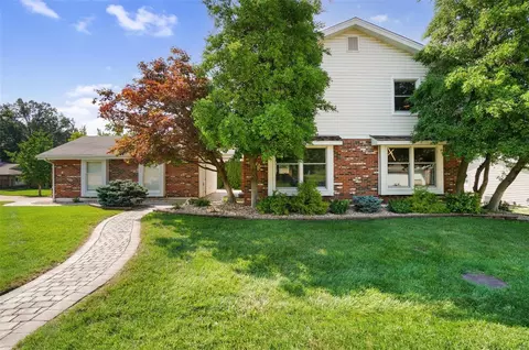 15469 Clover Ridge Dr, Chesterfield, MO 63017