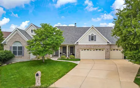 6 Kings Crossing Ct, Oakville, MO 63129
