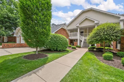 7374 Whitehall Colonial Ln, Saint Louis, MO 63119