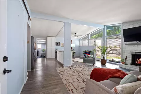 1736 Liggett Dr, Saint Louis, MO 63126