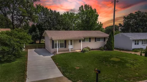 215 Toulon Dr, Saint Louis, MO 63129