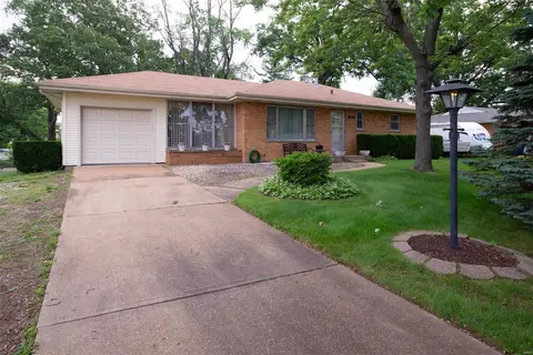 1027 Druso Ln, Saint Louis, MO 63125