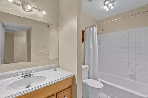 Bath - 200 Braeshire Dr #J, Ballwin, MO 63021 photo 2 of 2