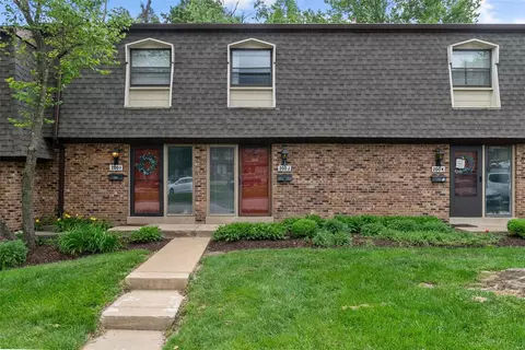 200 Braeshire Dr #J, Ballwin, MO 63021
