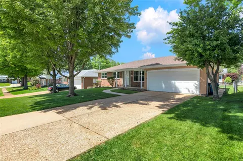 715 Henlin Dr, Saint Louis, MO 63123