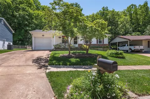 1227 Green Knoll Dr, Fenton, MO 63026