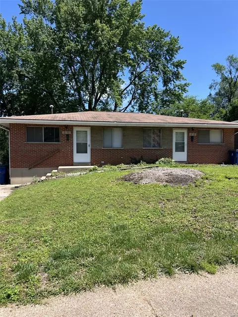 10101 Douglas Ct, Saint Ann, MO 63074