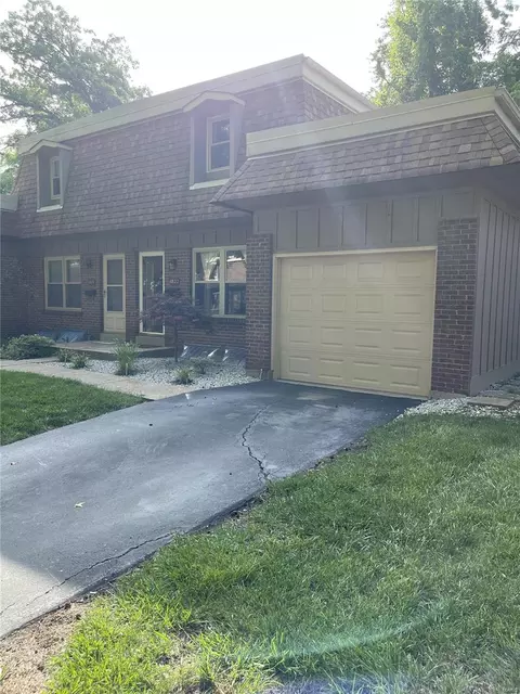 11822 Sologne Ct, Maryland Heights, MO 63043