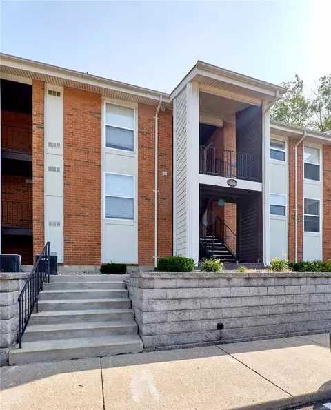 1945 Hunting Lake Ct #201, Kirkwood, MO 63122