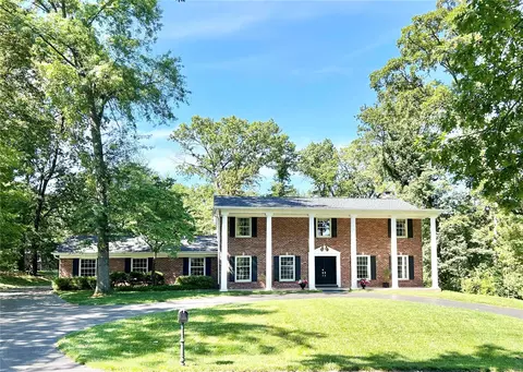9882 Northbridge Rd, Ladue, MO 63124