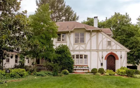 211 Parkhurst Ter, Webster Groves, MO 63119