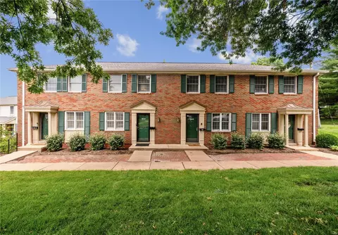 8957 S Swan Cir, Brentwood, MO 63144