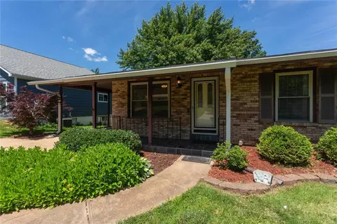 4521 Wolfgang Dr, Saint Louis, MO 63129