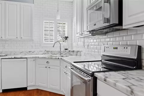Kitchen - 3 Chastain Ct, O'fallon, MO 63368 photo 5 of 6