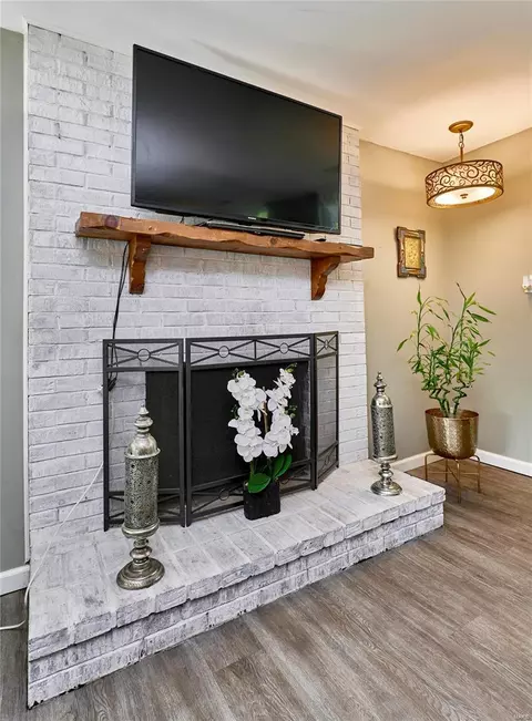 Living - 321 Cherry Hill Dr, Ellisville, MO 63011 photo 8 of 10