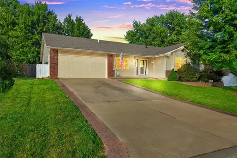 809 Woodbriar Ln, Saint Charles, MO 63303