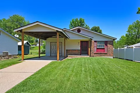 2585 Lindsay Ln, Florissant, MO 63031