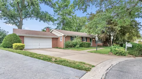 23 Briarwood Ln, Saint Charles, MO 63301