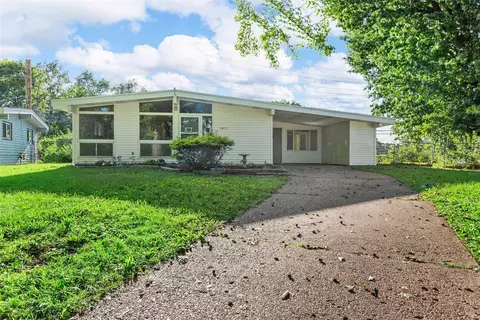 7037 Woody Ct, Hazelwood, MO 63042
