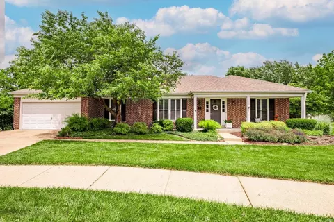 2210 Viewroyal Dr, Des Peres, MO 63131